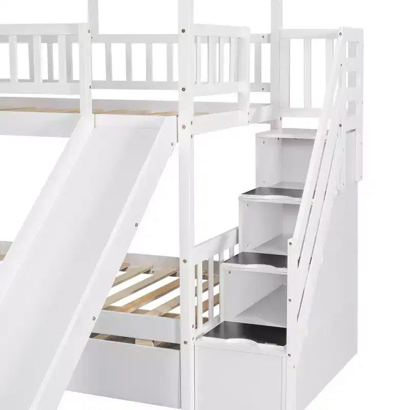 Lit superposé cabane jumeau sur jumeau avec lit gigogne et toboggan, escalier de rangement, toit et design de fenêtre