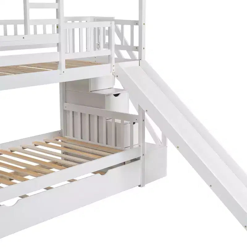 Lit superposé cabane jumeau sur jumeau avec lit gigogne et toboggan, escalier de rangement, toit et design de fenêtre