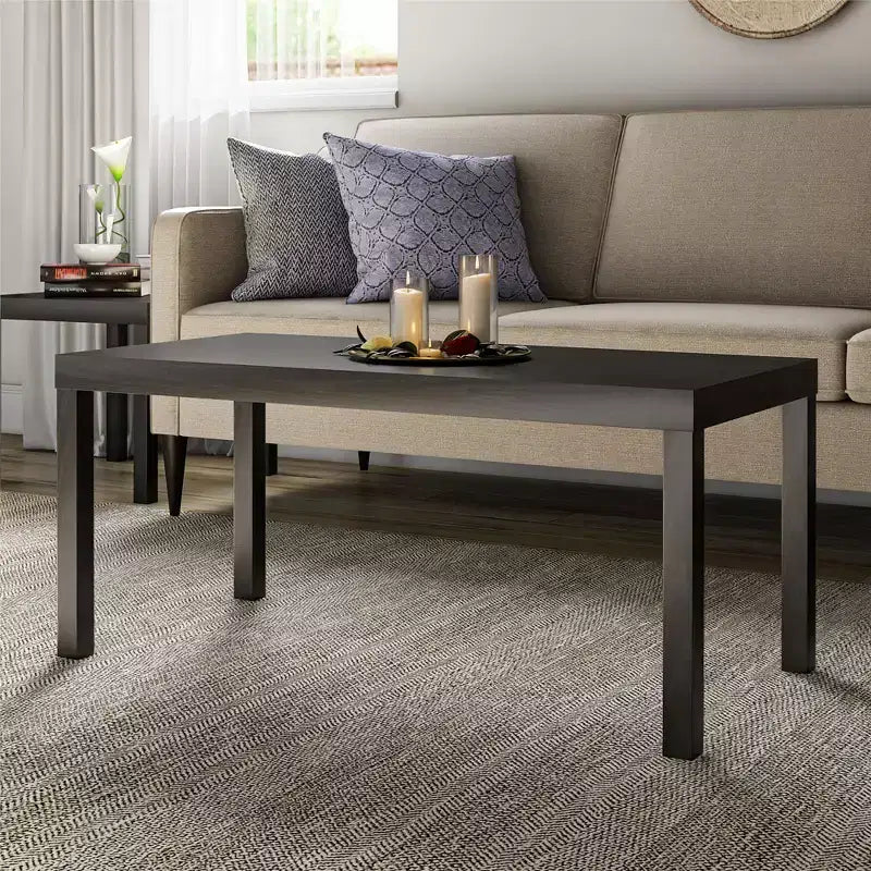 Table basse au fini chêne noir avec base à 4 pieds